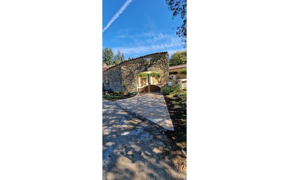 R�alisation Entr�e de maison en pierra nature � montignac cr��e le 10/12/2025