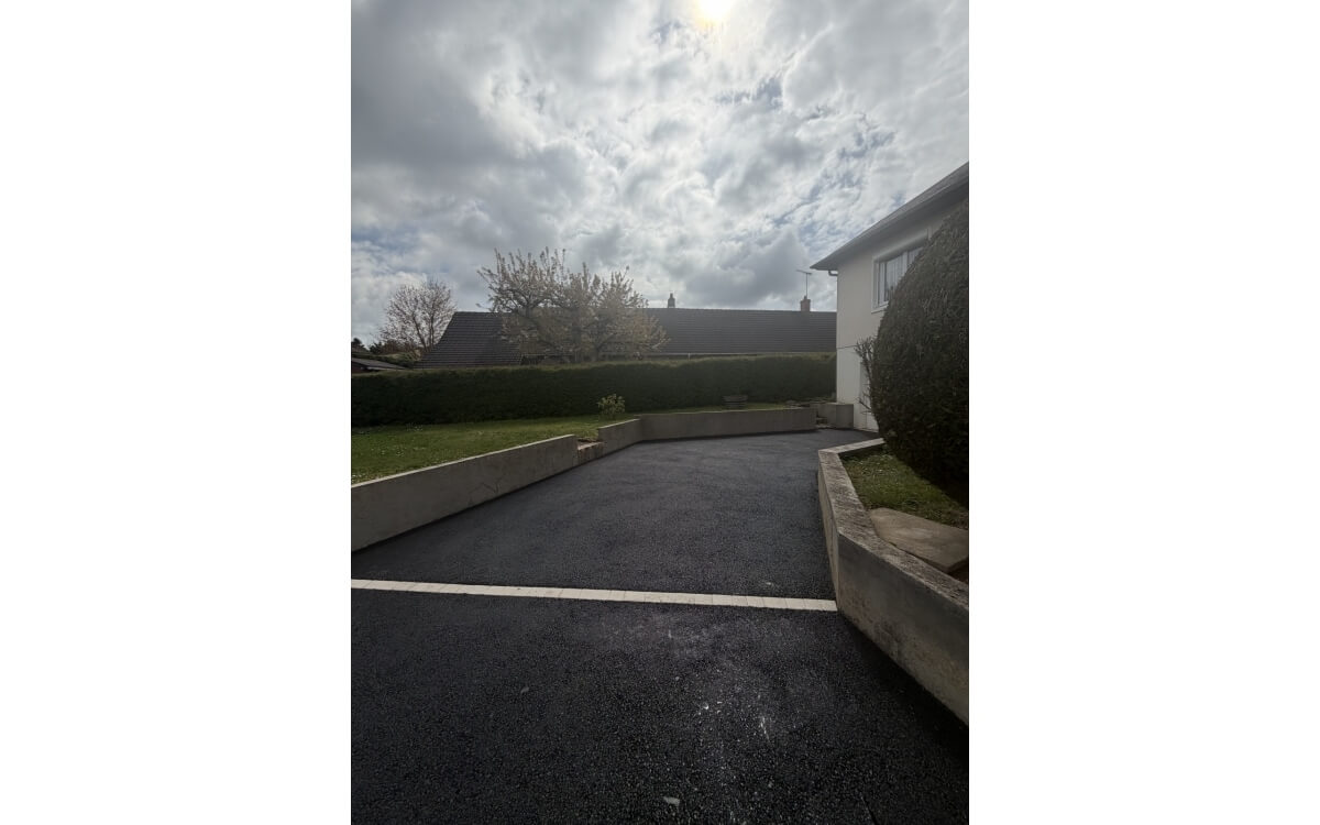 Cr�ation Entr�e de maison en enrob� � chaud � La chapelle saint Ursin  con�ue le 02/04/2026