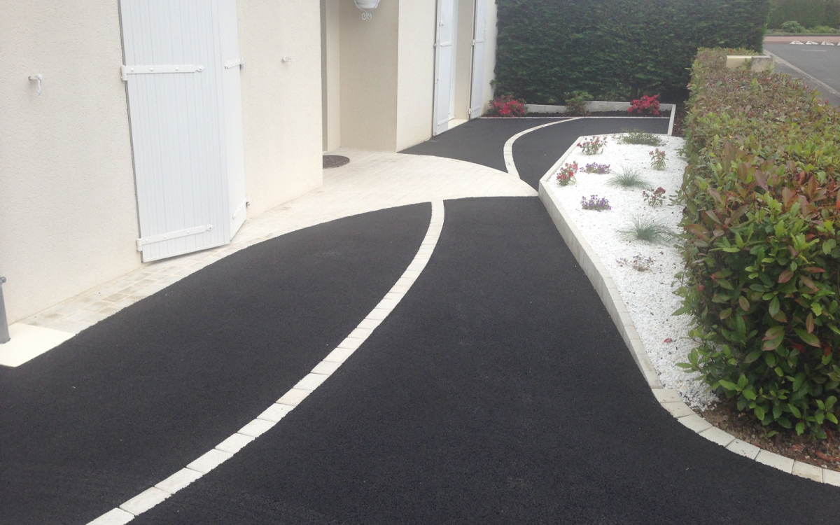 Ralisation Entre de maison en enrob noir  chaud  Tours cre le 01/05/2025