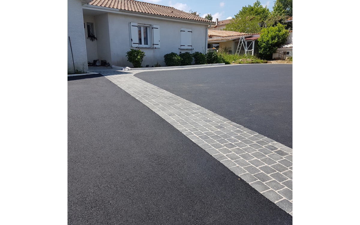 Conception Entre de maison en enrob noir  chaud et pavage  Saint-P-de-Lren cre le 25/07/2019