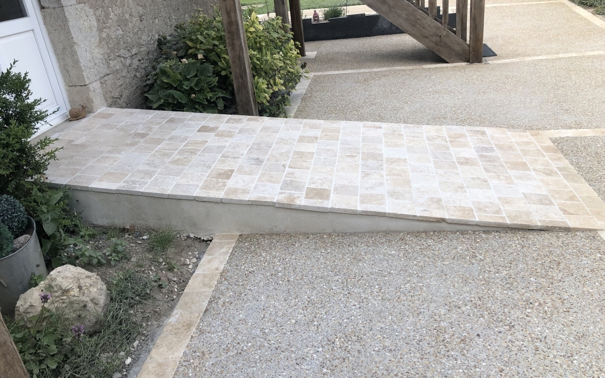 Création Entrée de maison / Rampe d'accès en pavage à Blois conçue le 20/09/2019