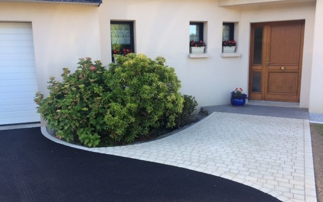 Conception Entre de maison en pav La Couture enrob noir  chaud  Concarneau cre le 30/04/2025