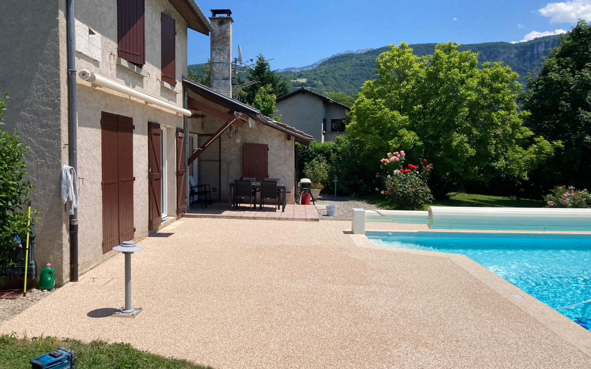 Cration Plage de piscine en Hydrostar  LA BUISSE conue le 15/06/2021