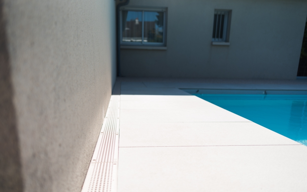 Création Plage de piscine en grès cérame à Ancenis conçue le 01/08/2021