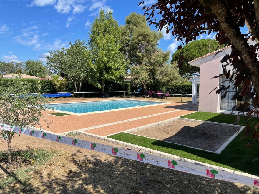 Ralisation Plage de piscine en Dm green et Hydrostar  Pineuilh conue le 29/07/2022