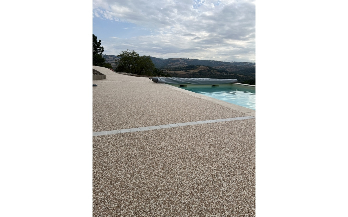 Ralisation Plage de piscine en Hydrostar et Pav la couture - Aveyron cre le 10/10/2022