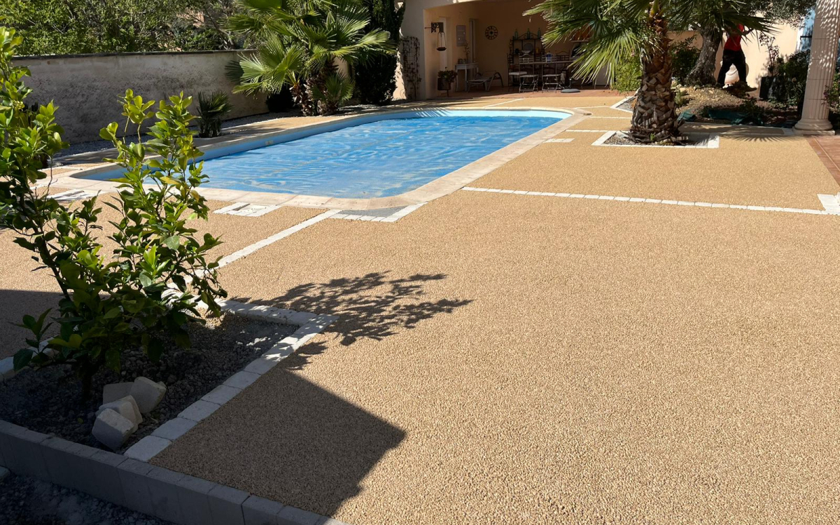Ralisation Plage de piscine en Minralstar  et Pav la couture  Ribaute-Les-Tavernes cre le 03/10/2022