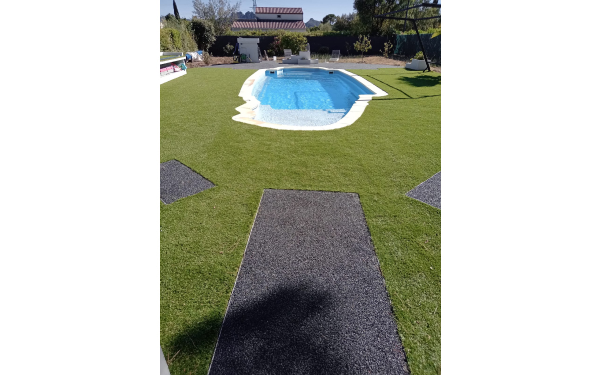 Ralisation Plage de piscine en Dm green et Minralstar  - Var cre le 17/10/2022