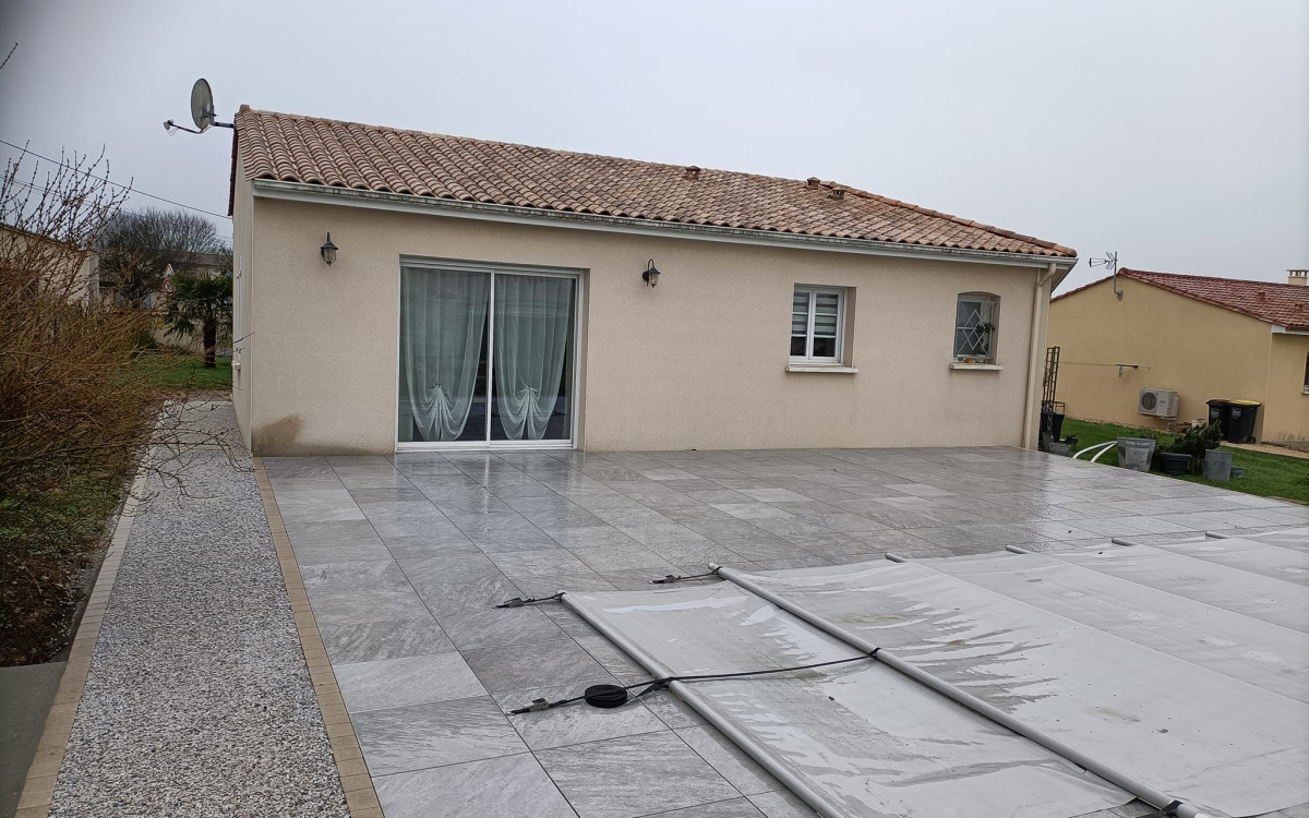 Ralisation Plage de piscine en terrasse sur plots - Drme conue le 03/03/2023