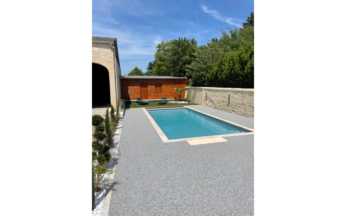 Ralisation Plage de piscine en Dm green et Hydrostar  Restign conue le 19/06/2023