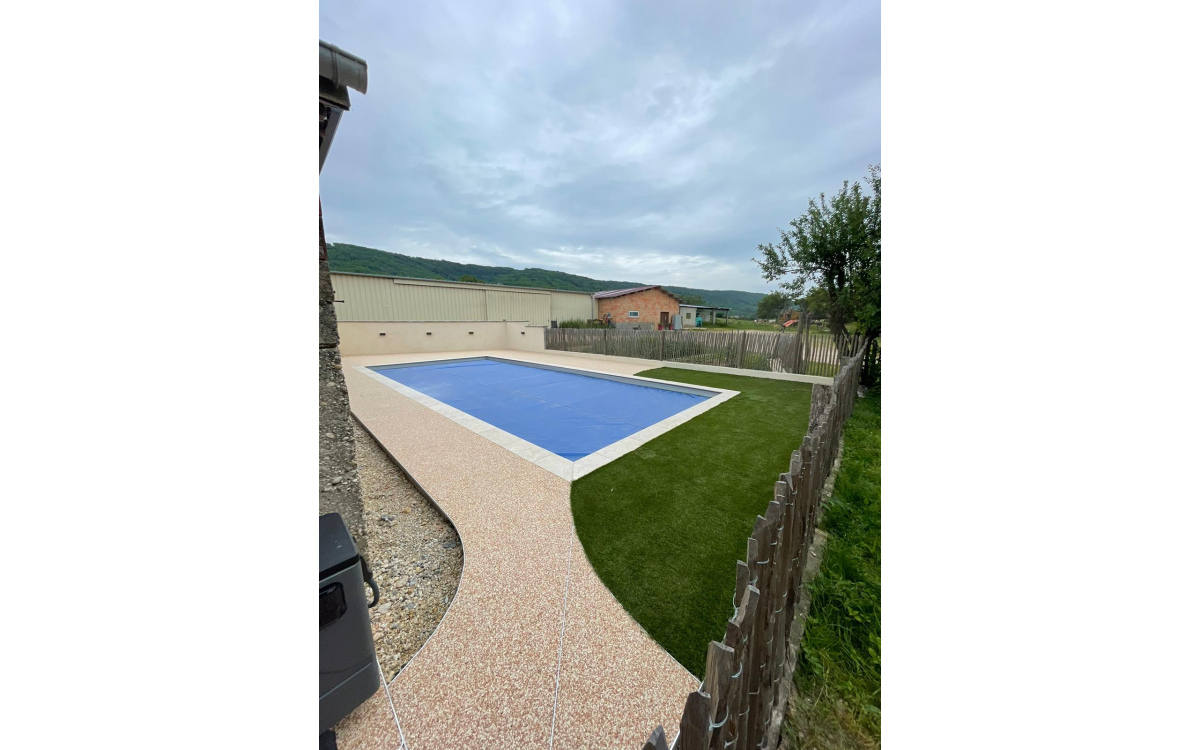 Cration Plage de piscine en Dm green et Hydrostar  VIRIAT conue le 25/05/2023