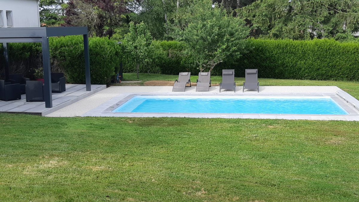 Conception Plage de piscine en grs crame, Hydrostar et terrasse sur plots  CHOLET ralise le 15/06/2023