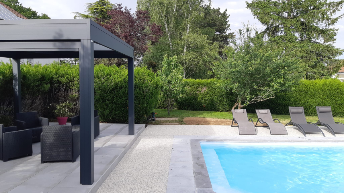 Conception Plage de piscine en grs crame, Hydrostar et terrasse sur plots  CHOLET ralise le 15/06/2023