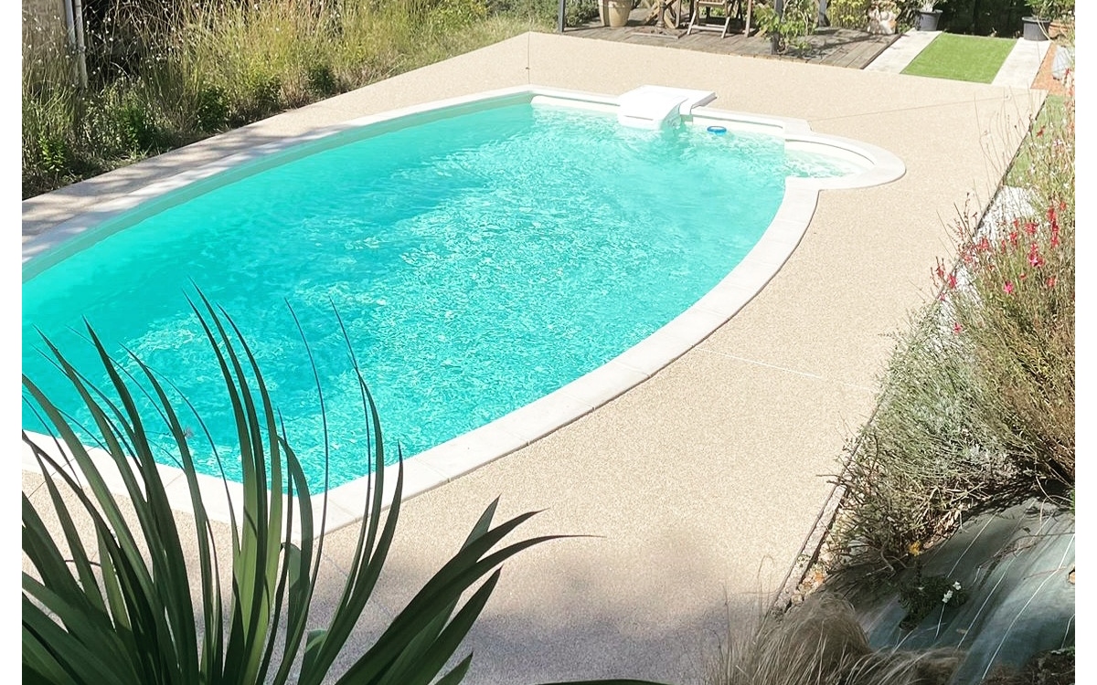 Ralisation Plage de piscine en Hydrostar - Dordogne cre le 27/07/2023