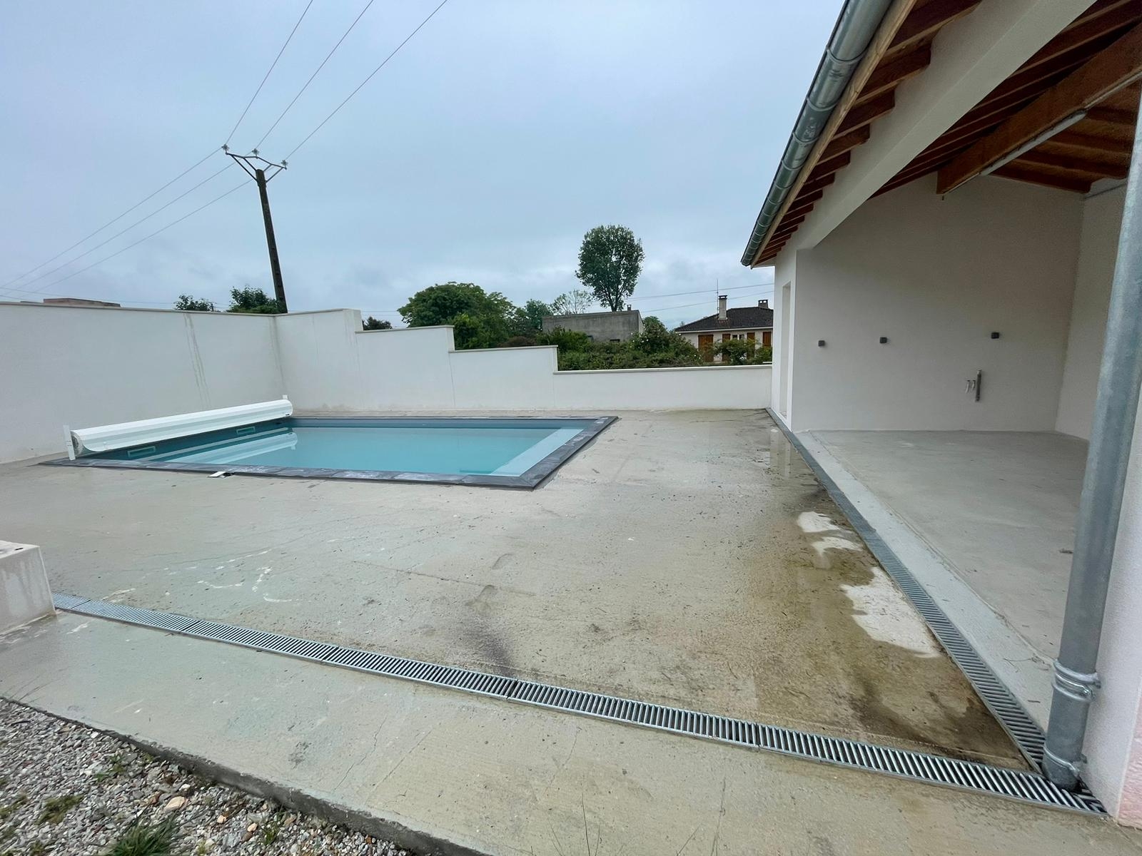 Ralisation Plage de piscine en Hydrostar  Lempaut conue le 16/11/2023