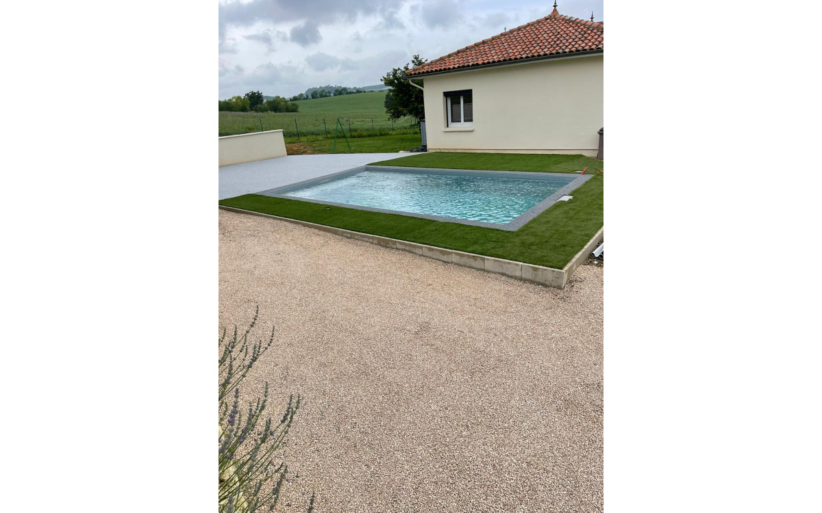 Ralisation Plage de piscine en Dm green et Hydrostar  Auch cre le 10/11/2023