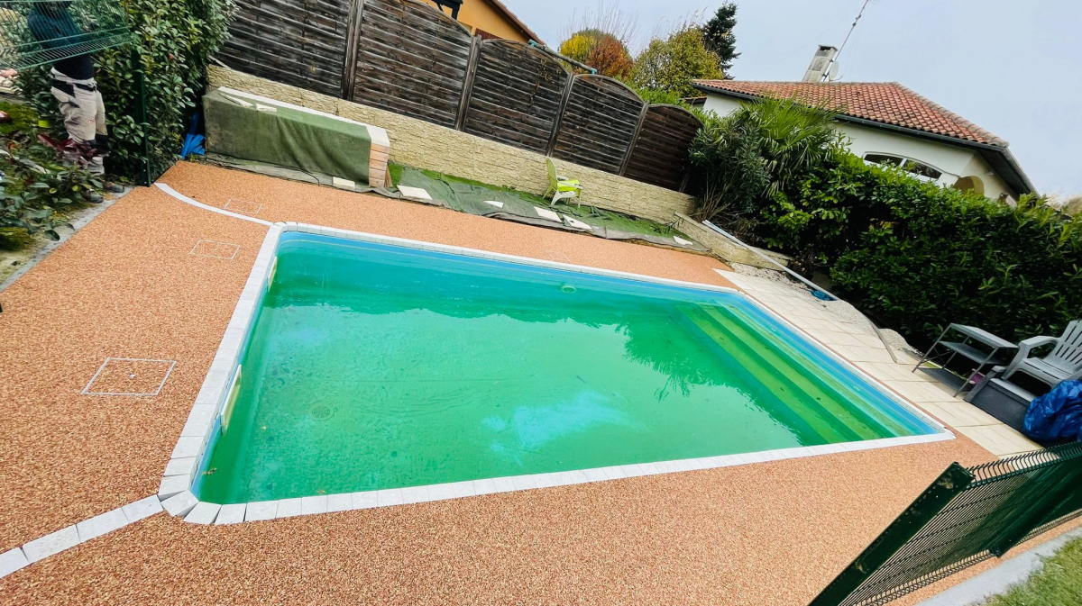 Cration Plage de piscine en Hydrostar et Pav la couture  Pavie ralise le 09/10/2021
