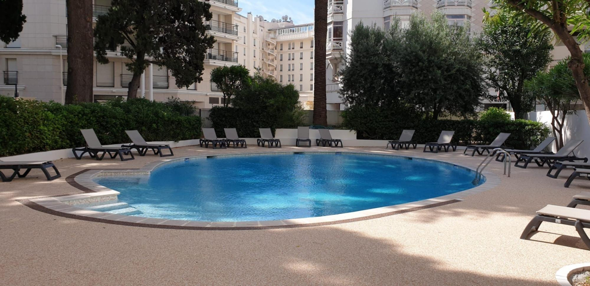 Cration Plage de piscine en Hydrostar et Pav la couture  Cannes conue le 09/05/2023