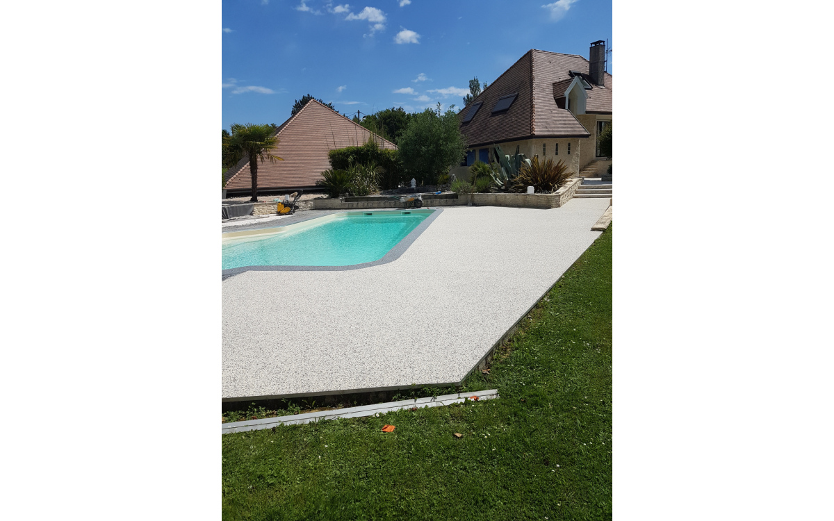 Ralisation Plage de piscine en Hydrostar conue le 24/01/2024