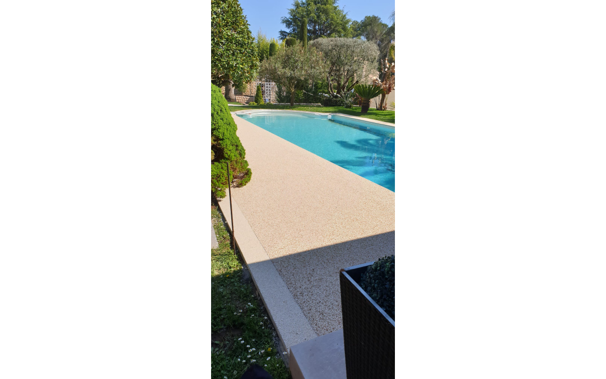 Ralisation Plage de piscine en Hydrostar  Mougins conue le 13/05/2020