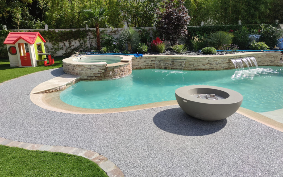 Ralisation Plage de piscine en bordures haute couture, dallage multiformat, Dm green, dm jeux, Dm profil, grs crame, Hydrostar, Pav la couture et prparation du terrain conue le 24/04/2024