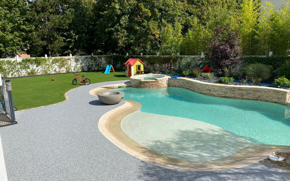 Ralisation Plage de piscine en bordures haute couture, dallage multiformat, Dm green, dm jeux, Dm profil, grs crame, Hydrostar, Pav la couture et prparation du terrain conue le 24/04/2024