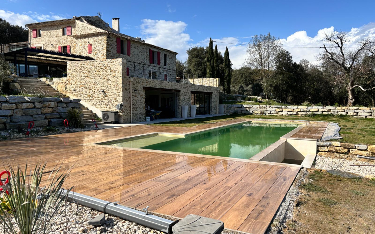 Cration Plage de piscine en grs crame - Drme conue le 04/06/2024