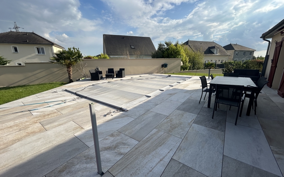 Ralisation Plage de piscine en dallage sur plots  ROMILLY SUR SEINE cre le 11/07/2024