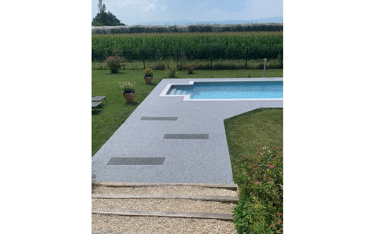 Ralisation Plage de piscine en Hydrostar  SONNAY conue le 30/07/2024