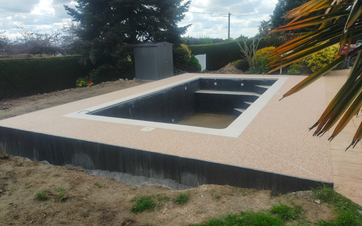 Ralisation Plage de piscine en Hydrostar - Manche conue le 25/09/2024