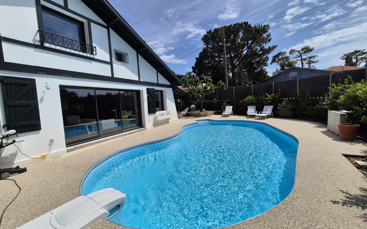 Cration Plage de piscine en Hydrostar  Anglet  ralise le 09/10/2024