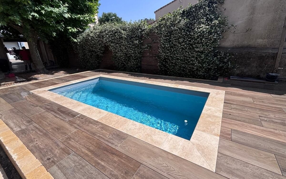 Cration Plage de piscine en grs crame - Drme