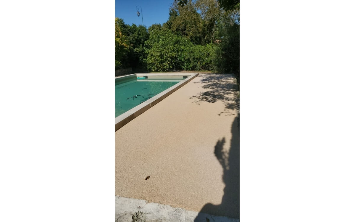 Ralisation Plage de piscine en Minralstar  et Pav la couture  BRIATEXTE cre le 25/09/2025