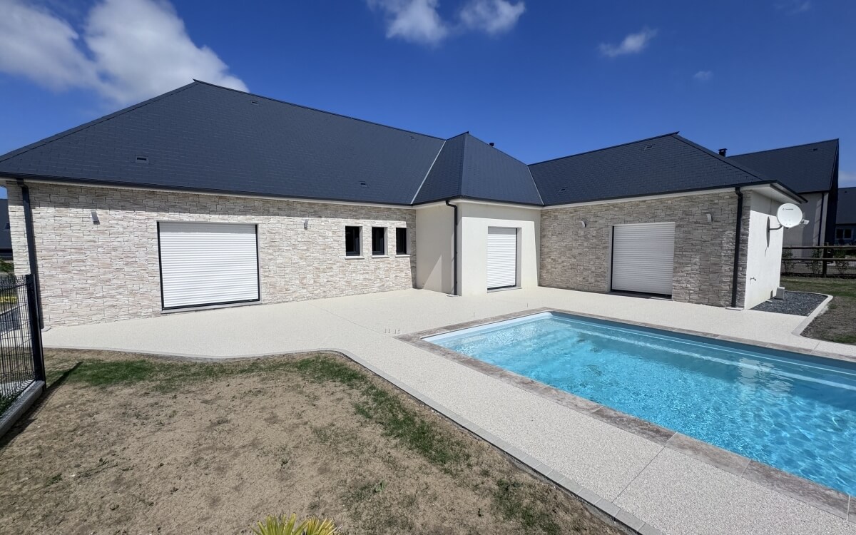 Cration Plage de piscine en Hydrostar et Pav la couture  Grangues  ralise le 16/05/2025