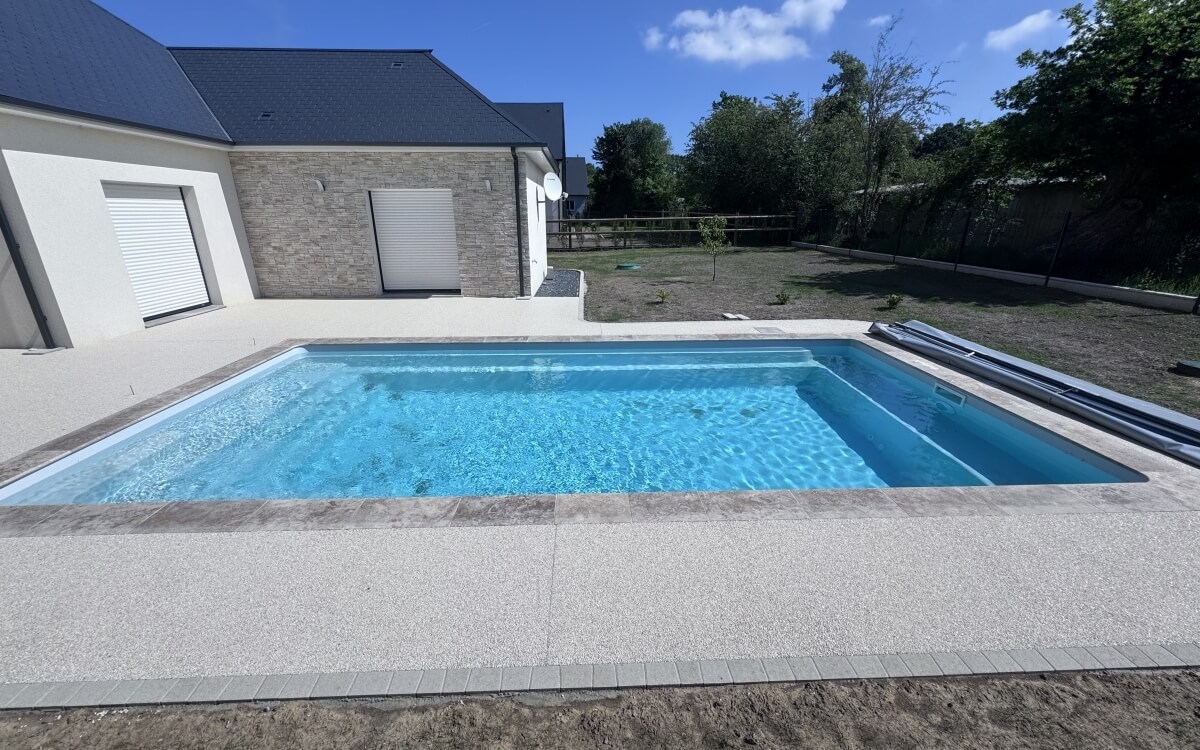 Cration Plage de piscine en Hydrostar et Pav la couture  Grangues  ralise le 16/05/2025