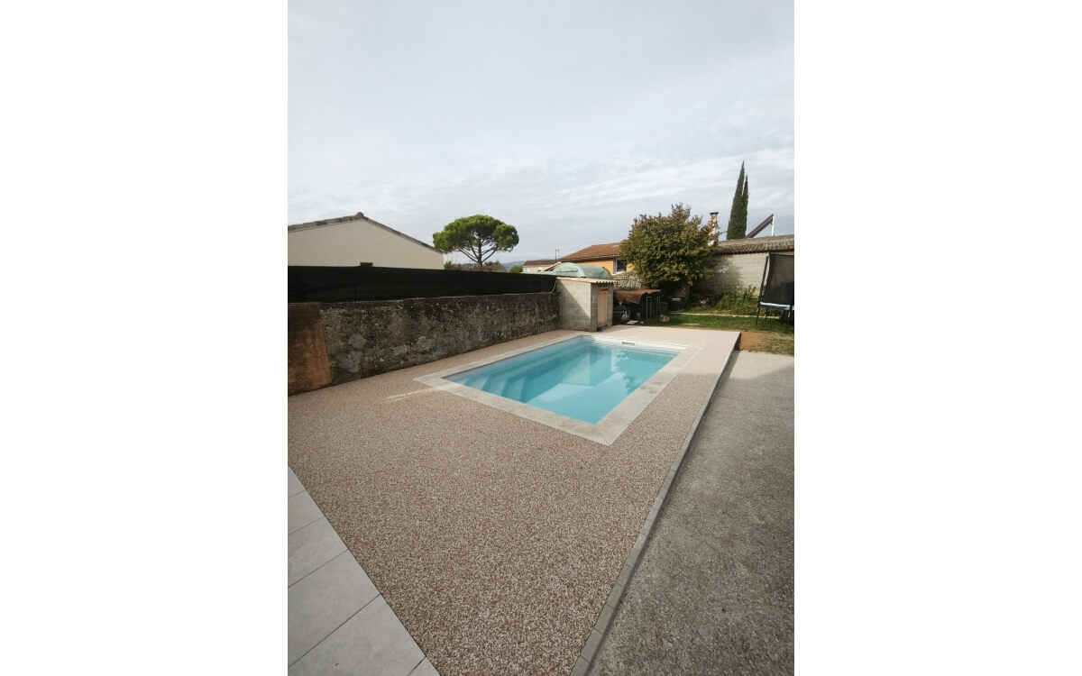 Ralisation Plage de piscine en Hydrostar  Pont de l'isere  cre le 17/10/2025