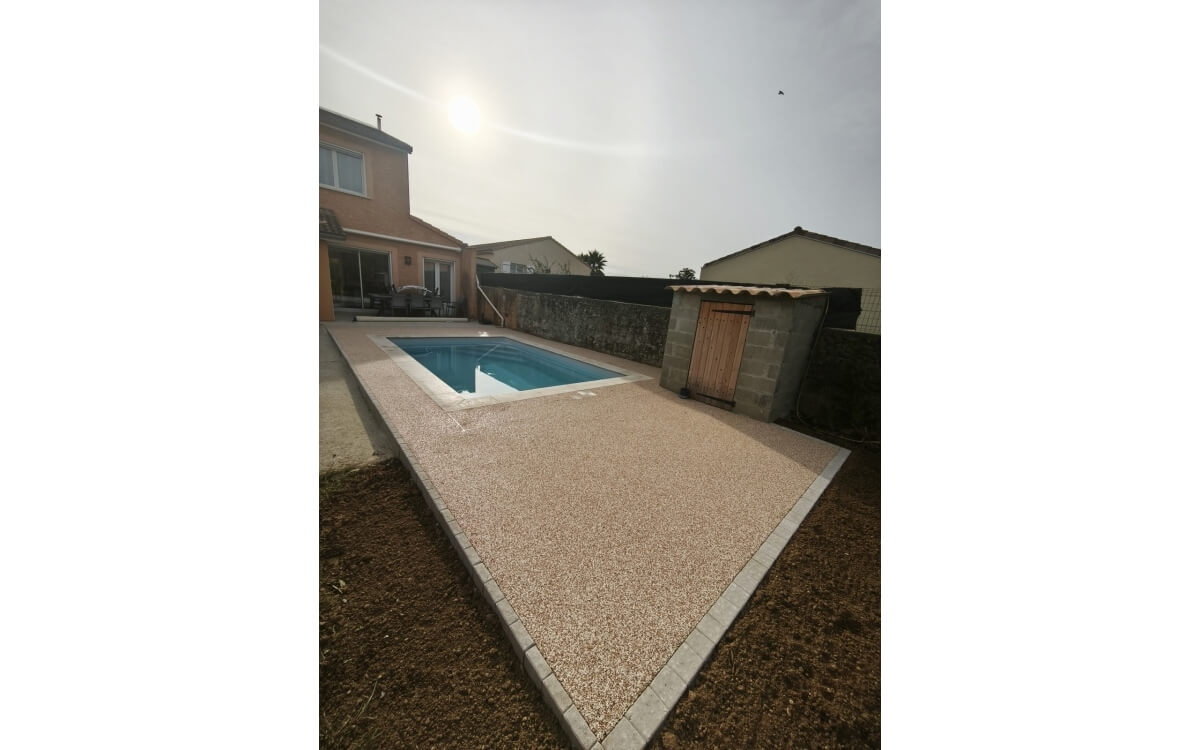 Ralisation Plage de piscine en Hydrostar  Pont de l'isere  cre le 17/10/2025