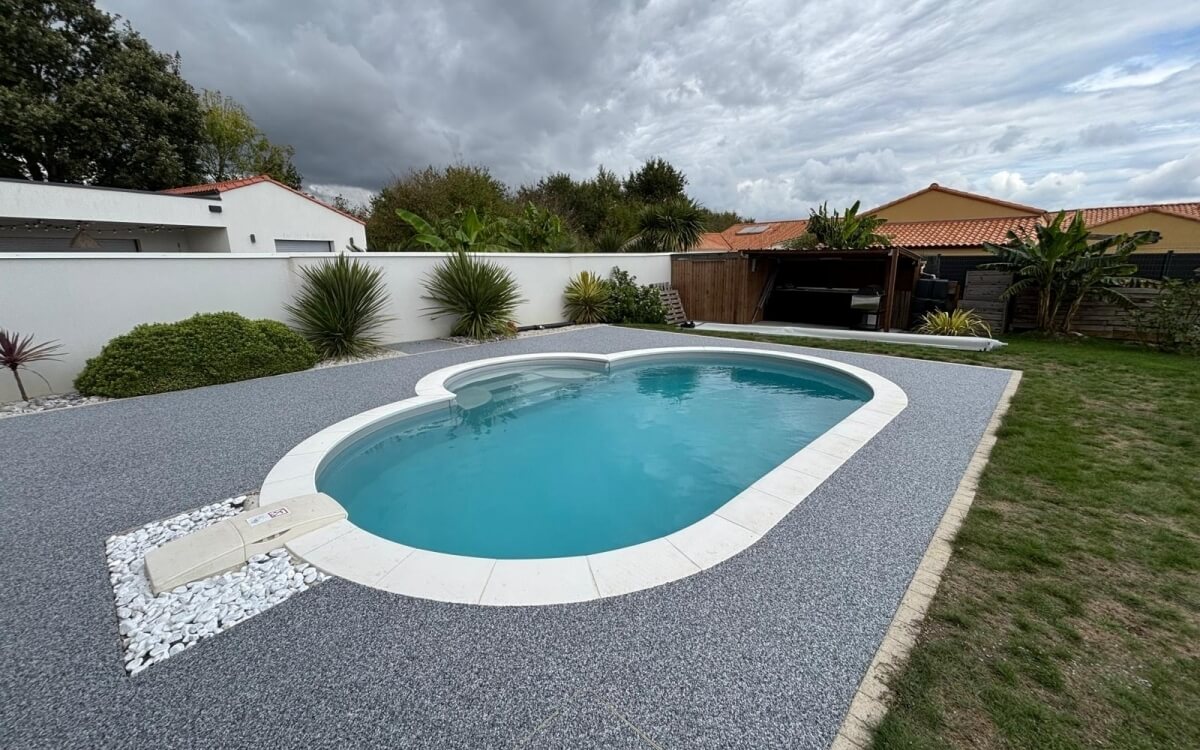 Conception Plage de piscine en Hydrostar  L'Herbergement ralise le 13/10/2025