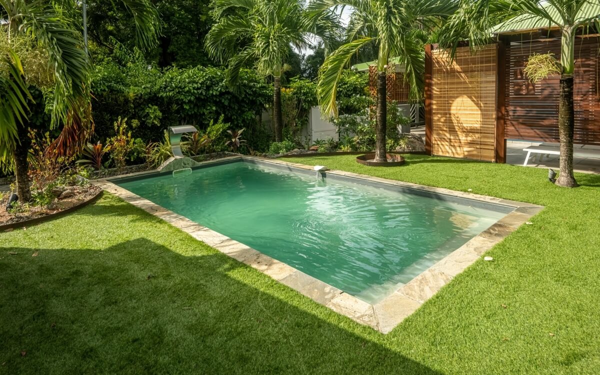 R�alisation Plage de piscine en Dm green� et pierra nature - Martinique