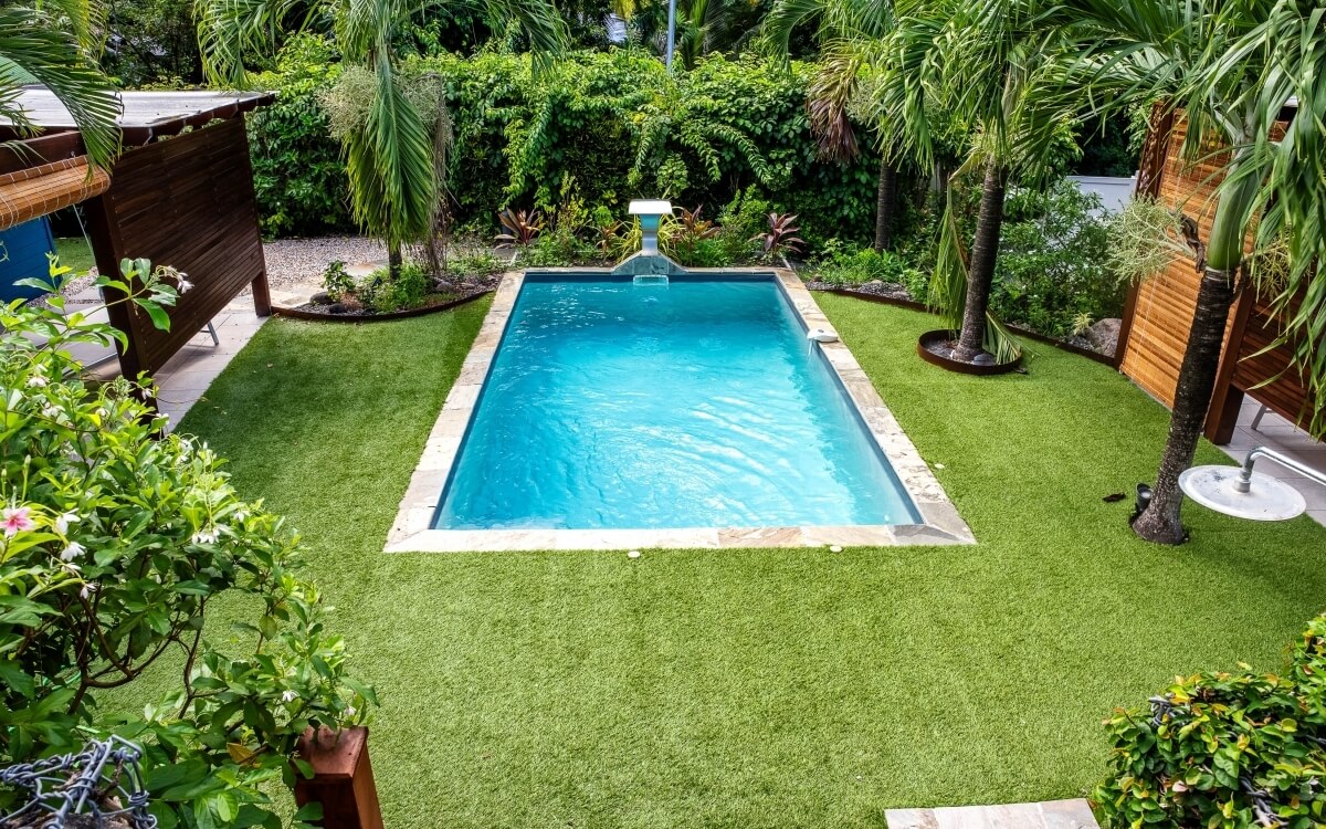 R�alisation Plage de piscine en Dm green� et pierra nature - Martinique