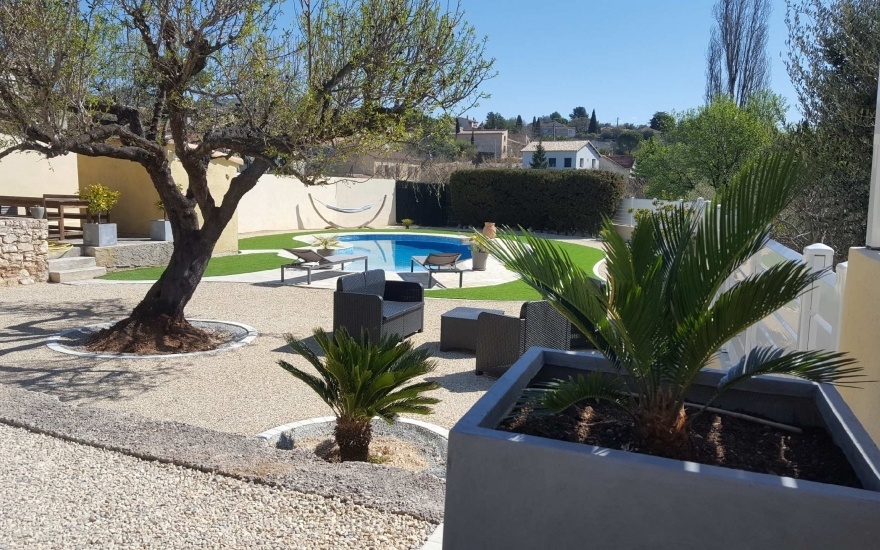 Ralisation Plage de piscine en DM Green et Alvostar  Aubagne cre le 16/04/2018