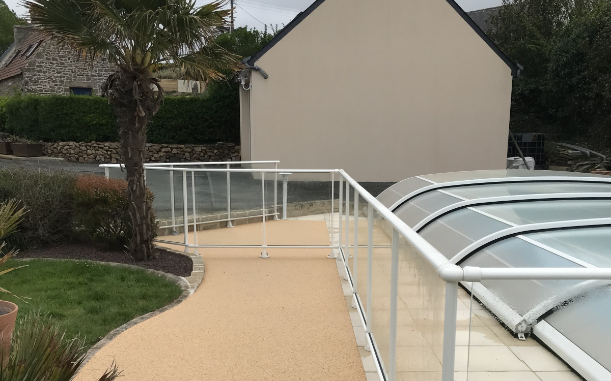 Cration Plage de piscine en Hydrostar  La roche Derrien ralise le 02/05/2018