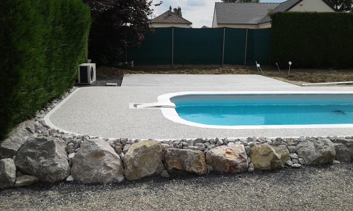 Ralisation Plage de piscine en Hydrostar et dalles sur plots - Oise cre le 24/06/2019