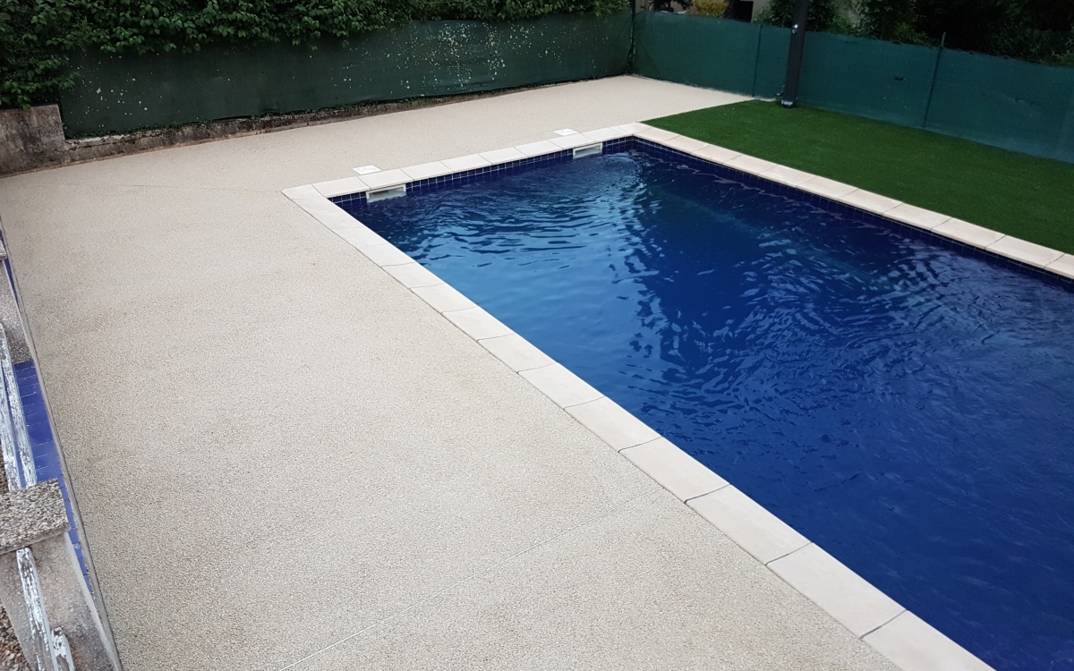 Création Plage de piscine en Minéralstar® et DM Green® à Gagnières conçue le 18/07/2019