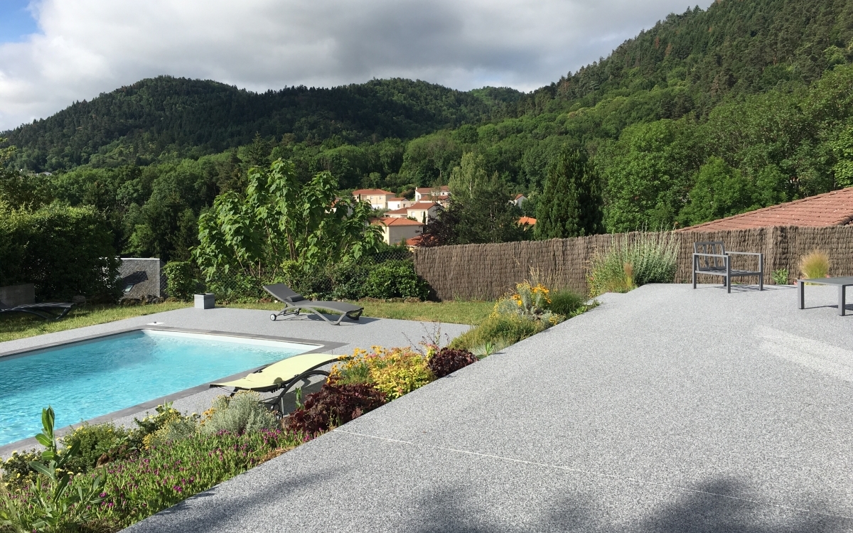 Cration Plage de piscine en Hydrostar et dallage - Puy-de-Dme ralise le 25/07/2019