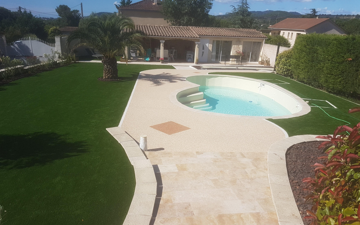 Cration Plage de piscine en Hydrostar, DM Green et pavage  Saint Julien les rosiers conue le 17/07/2020
