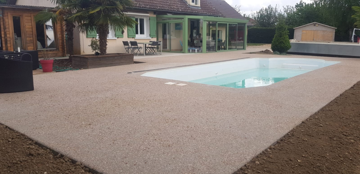 Ralisation Plage de piscine en bton decoratif  Cessieu cre le 20/04/2024