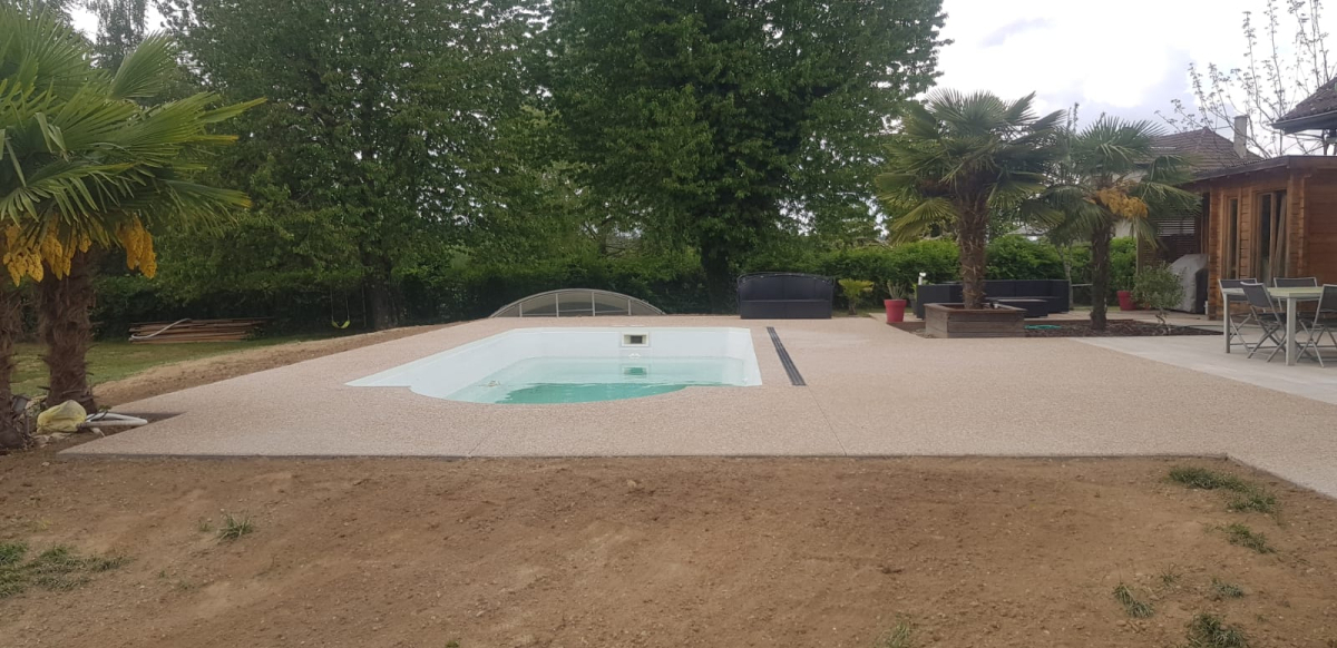 Ralisation Plage de piscine en bton decoratif  Cessieu