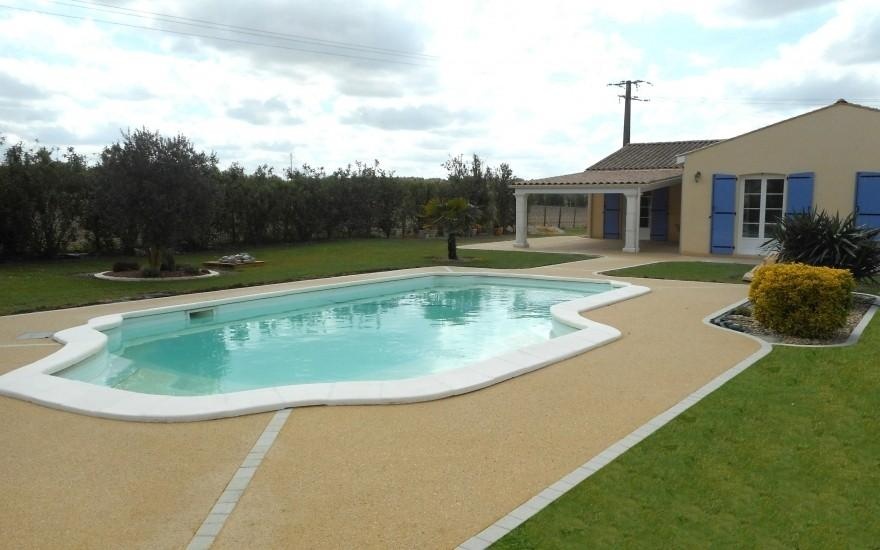 Conception Plage de piscine en bton dsactiv  Saintes ralise le 30/04/2025