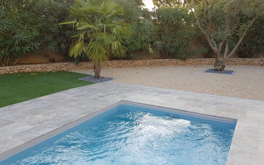 Exemple Plage de piscine en gazon synthétique Exemple Plage de piscine en gazon synthétique